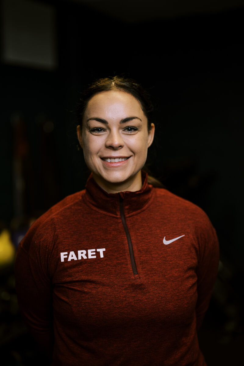 Silje Faret Myhre smiler under en treningsøkt