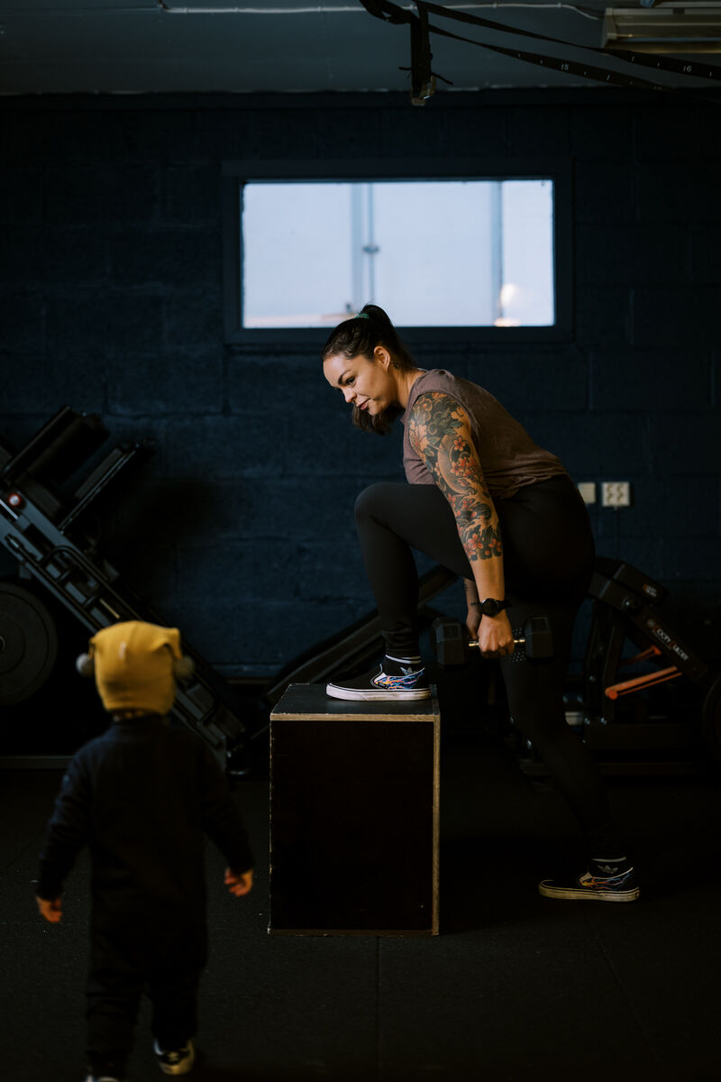 Klient utfører styrkeøvelser